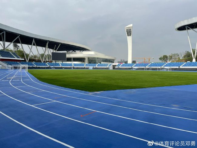 两人在隧道内向港景峰方向前进，走在前头的冼家强正准备沿隧道楼梯拾级而上时，突然看到梯间左边靠墙位置，有一名神情非常可疑、古怪的男子站在高一级